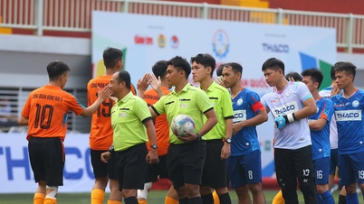 2025년 베트남 노동자·공무원 축구대회에서 중급 심판이 공정성을 확보한다