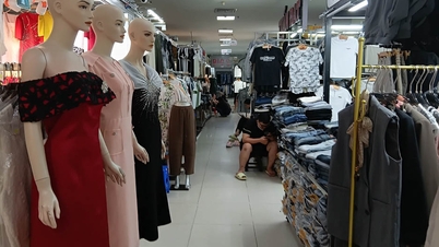 Piața este încă deschisă, vânzătorii încă stau, doar clienții obișnuiți nu se mai întorc.