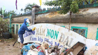 বন্যার পর দাই লোক কমিউন (দা নাং) স্কুল পরিষ্কারের কাজে ব্যস্ত।