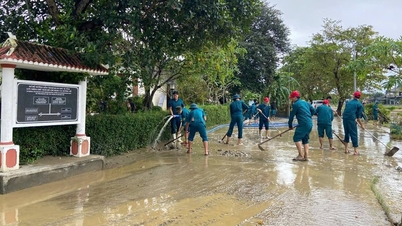 Membersihkan persekitaran di tapak peringatan Presiden Ho Chi Minh