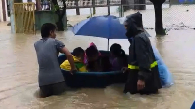 Έντονη βροχή, βαθιές πλημμύρες, οι γονείς χρησιμοποιούν βάρκες με καλάθια και φορτηγά για να παραλάβουν τα παιδιά τους από το σχολείο