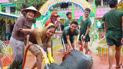 Askerler, Da Nang'ın sel baskınına maruz kalan bölgesindeki anaokulunu çamurdan temizleyerek çocukları yeniden okula kabul etmek için 'destek' veriyor