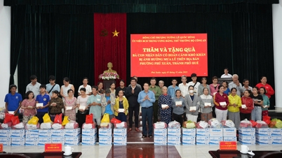 সিনিয়র লেফটেন্যান্ট জেনারেল লে কোওক হাং হিউ শহরে বন্যায় ক্ষতিগ্রস্ত মানুষদের পরিদর্শন করেছেন এবং উপহার প্রদান করেছেন।