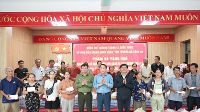 Bộ Công an trao 30 tấn hàng hóa hỗ trợ người dân vùng lũ tại Huế