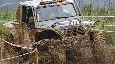 Pilotos expertos luchan por superar el barro en la mayor carrera de coches todoterreno de Vietnam.