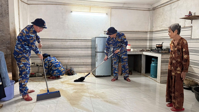 Brigad 680 (Marinregion 3) samarbetar för att hjälpa Da Nangs befolkning att städa upp efter översvämningar