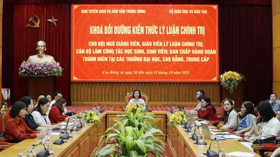 Fast 100 Kader und Dozenten der Provinz Cao Bang nehmen am politischen Theorie-Trainingskurs 2025 teil