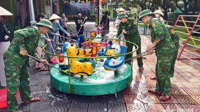 Η Συνοριακή Φρουρά της Πόλης Χουέ βοηθά τους ανθρώπους μετά από πλημμύρες