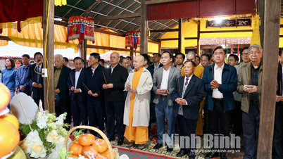 Offering incense to commemorate the 1009th anniversary of the birth of National Master Khong Lo (1016-2025)