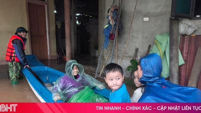 ฝนตกหนักทำให้เกิดน้ำท่วมบ้านเรือนกว่า 4,620 หลังคาเรือน กีดขวางการจราจร