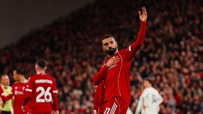 Salah tỏa sáng, Liverpool qua mặt MU để đua vô địch