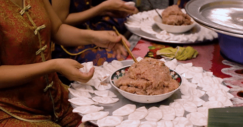 Turis Barat tergila-gila dengan makanan khas Hoi An yang memiliki nama-nama aneh, persiapan rumit, dan harga 70.000 VND/piring.