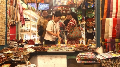 Översvämningen har precis lagt sig, turister flockas till den antika staden Hoi An