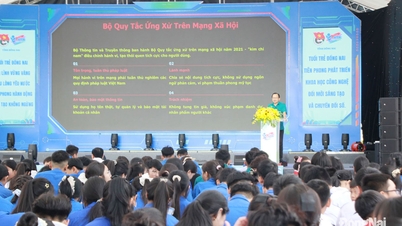 Nesten 200 kadrer, fagforeningsmedlemmer og ungdommer studerer verdiene til modellungdom i den nye tiden.