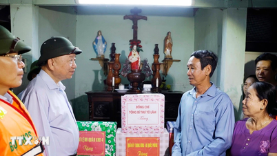 Sekretaris Jenderal berbagi cerita mengenai kerusakan akibat banjir dengan masyarakat Hue.