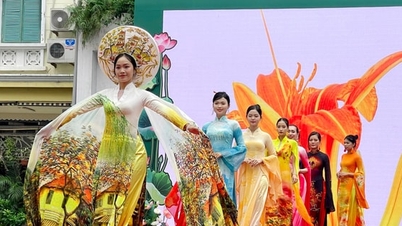 2025年ハノイ観光アオザイフェスティバルで600人の女性がアオザイを披露