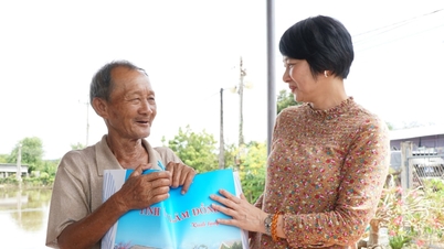 Chairwoman of the Vietnam Fatherland Front Committee of Lam Dong province Pham Thi Phuc inspected and supported Luong Son commune for damage caused by floods.