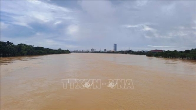 Paras air di Sungai Huong dan Sungai Bo secara beransur-ansur meningkat kepada hampir paras berjaga-jaga 3.