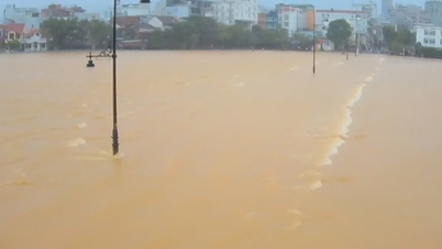 Starke Regenfälle im Oberlauf führen zu steigenden Überschwemmungen der Flüsse Huong und Bo.