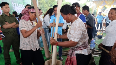 オラムを訪れて、月を崇拝する儀式で平らな米を搗く様子を見学しましょう