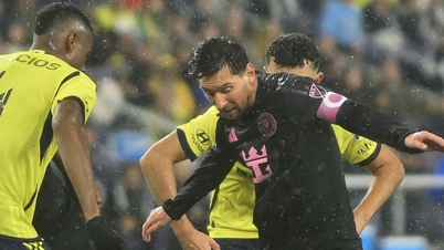 Ronaldo menjaringkan dua gol untuk membantu Al Nassr menang, Messi menjaringkan karya agung tetapi Inter Miami terpaksa...