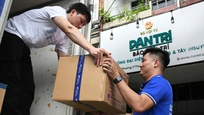 A Farmácia Long Chau presta assistência médica às pessoas nas áreas atingidas pelas inundações na região central.