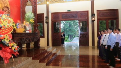 アンザン省人民委員会委員長がトン・ドゥック・タン主席の寺院を訪れ、線香を捧げた。