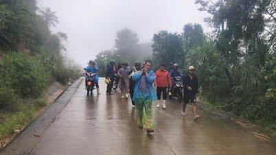 土砂崩れ後の倒壊した家屋からの人々の救助