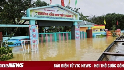 با توجه به شرایط پیچیده سیل، شهر هوئه همچنان به دانش‌آموزان اجازه می‌دهد در خانه بمانند و به مدرسه نروند.