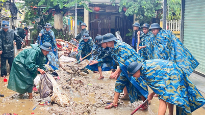 واحدهای لشکر ۳۷۵ پدافند هوایی دست به دست هم می‌دهند تا به مردم دانانگ در پاکسازی سیل کمک کنند.