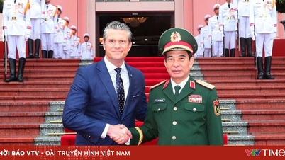 USA:s krigsminister Pete Hegseth besöker Vietnam på officiellt besök.