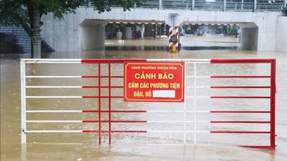 Os alunos da cidade de Hue continuam em casa, sem ir à escola, no dia 3 de novembro, para evitar inundações.