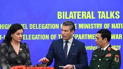 Ο Υπουργός Άμυνας των ΗΠΑ και ο Υπουργός Πολέμου ανταλλάσσουν πολεμικά κειμήλια