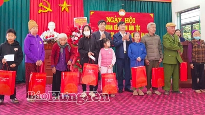 هونغ ين: تقديم الهدايا إلى 480 أسرة فقيرة وشبه فقيرة بمناسبة يوم الوحدة الوطنية العظيم