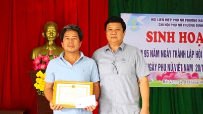 Dũng cảm cứu người giữa dòng nước lũ