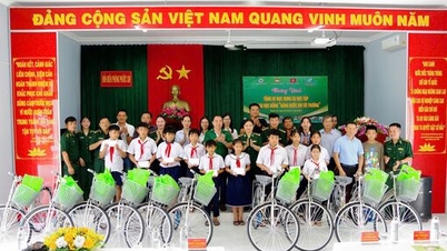 Tặng xe đạp, dụng cụ học tập và học bổng 'Nâng bước em tới trường' tại xã Phước Chỉ