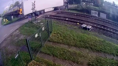 لحظة مرعبة لاصطدام قطار سريع يحمل 400 راكب بشاحنة