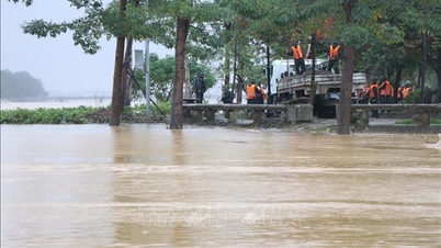 ​ເຫ້ວ: ​ໄພ​ນ້ຳ​ຖ້ວມ​ຢູ່​ແມ່​ນ້ຳ​ສູງ​ເກີນ​ລະດັບ​ເຕືອນ​ໄພ 3, ສຸມ​ໃສ່​ແກ້​ໄຂ​ດິນ​ເຈື່ອນ​ຢູ່​ດ່ານ Kim Quy.