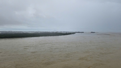 En Da Nang continúan las fuertes lluvias, las inundaciones aumentan rápidamente y se registran inundaciones generalizadas.