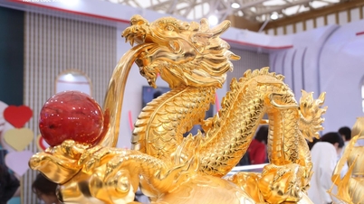 2025 کے خزاں میلے میں آدھے بلین VND سے زیادہ مالیت کا گولڈ چڑھایا "Phuc Long Tu Bao" مجسمہ
