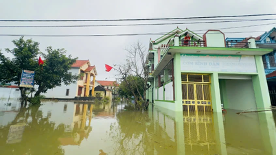 Mer än 400 hus i kommunen Le Thuy översvämmades på grund av kraftigt regn.
