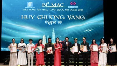 ນັກ​ສິລະ​ປິນ To Nga ຍາດ​ໄດ້​ຫຼຽນ​ຄຳ​ໃນ​ງານ​ບຸນ​ດົນຕີ​ເປີດ​ແຫ່ງ​ຊາດ 2025