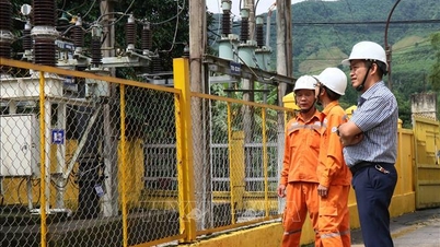 Da Nang: Air banjir naik semula, banyak tempat terputus bekalan elektrik untuk memastikan keselamatan