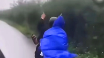 Gestionar un grupo de adolescentes que conducían motocicletas con los pies y luego "presumían" en las redes sociales.