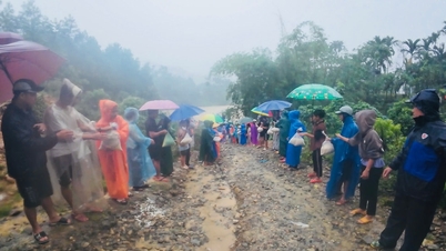 A Tra Doc község közel 200 lakosa dacolt az esővel, hogy segélycsomagokat szállítson az elszigetelt területre.