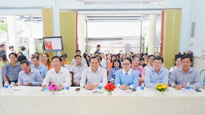 نایب رئیس کمیته مردمی استان، نگو وو تانگ، در روز وحدت بزرگ ملی در هملت ۱۳، بخش آن شوین شرکت کرد.