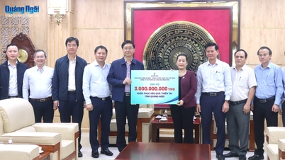 Menerima 3 miliar VND untuk mengatasi dampak badai dan banjir