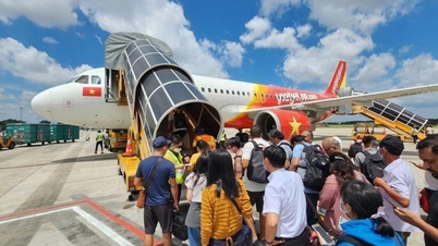 Którzy pracownicy są zwolnieni z obowiązku zakupu biletów kolejowych i lotniczych w czasie Nowego Roku Księżycowego 2026?