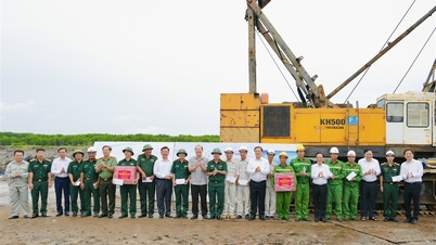 Para pemimpin provinsi mengunjungi lokasi pembangunan proyek jalan tol Ca Mau - Dat Mui dan jalan menuju pulau Hon Khoai