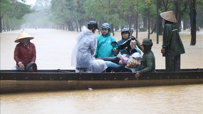 후에 홍수 속 경찰관의 아름다운 모습